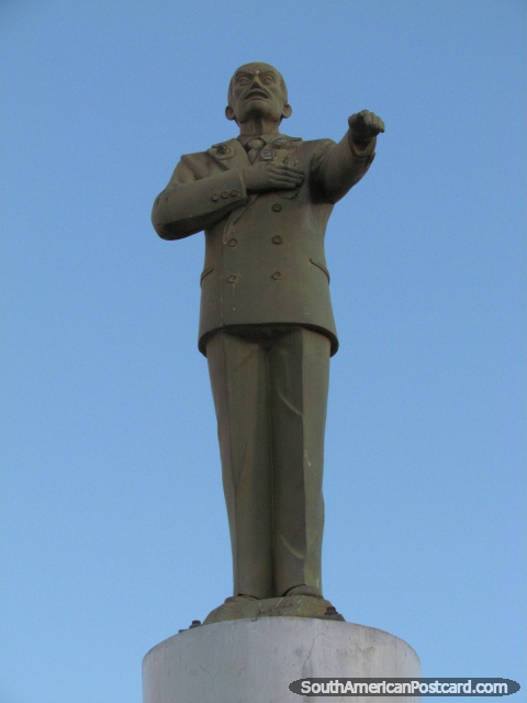 El vendedor del sombrero Augusto G. Gil Velasquez, monumento en Celendin. (480x640px). Per, Sudamerica.