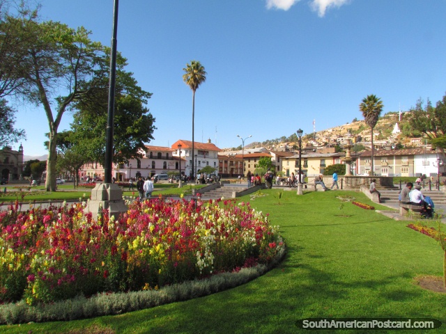 Jardins de flores em Praça de Armas em Cajamarca. (640x480px). Peru, América do Sul.