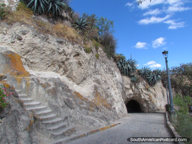 Túnel en la cima de colina de Cerro Santa Apolonia en Cajamarca. (640x480px). Perú, Sudamerica.