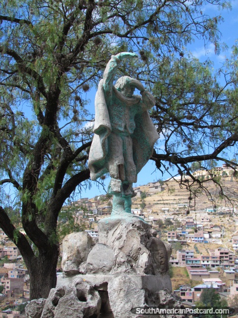 Monumento de bronce en cumbre de colina de Cerro Santa Apolonia en Cajamarca. (480x640px). Perú, Sudamerica.