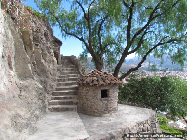 Cabana de vigia de pedra redonda, área histórica em Colina Santa Apolonia, Cajamarca. (640x480px). Peru, América do Sul.