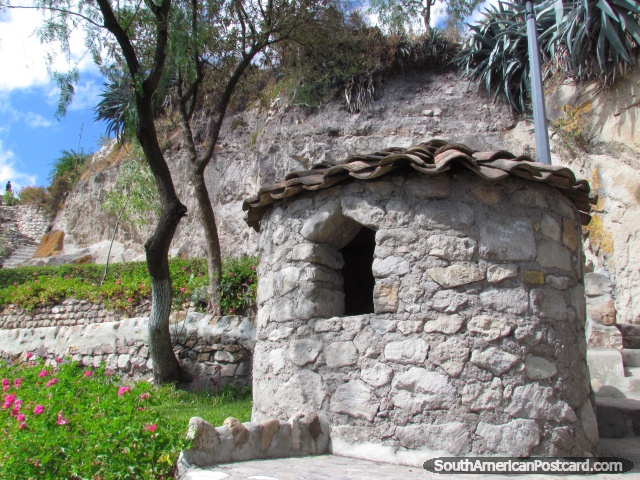 Cabana de rocha de telhado coberta com telhas em Colina Santa Apolonia área histórica, Cajamarca. (640x480px). Peru, América do Sul.