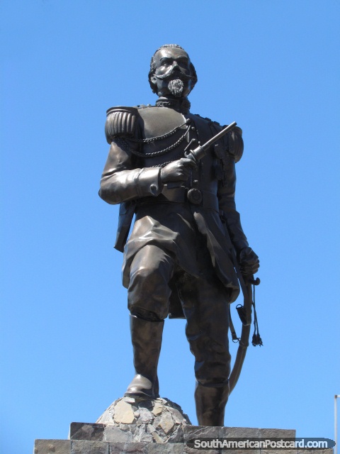 El hroe militar Francisco Bolognesi Cervantes (1816-1880), monumento en Cajamarca. (480x640px). Per, Sudamerica.