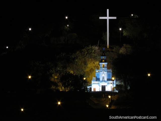 Igreja, cruz e luzes da Colina Santa Apolonia em Cajamarca a noite. (640x480px). Peru, América do Sul.