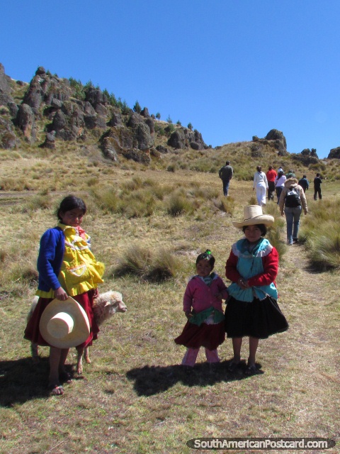 Crianças locais de Cumbemayo, Cajamarca. (480x640px). Peru, América do Sul.