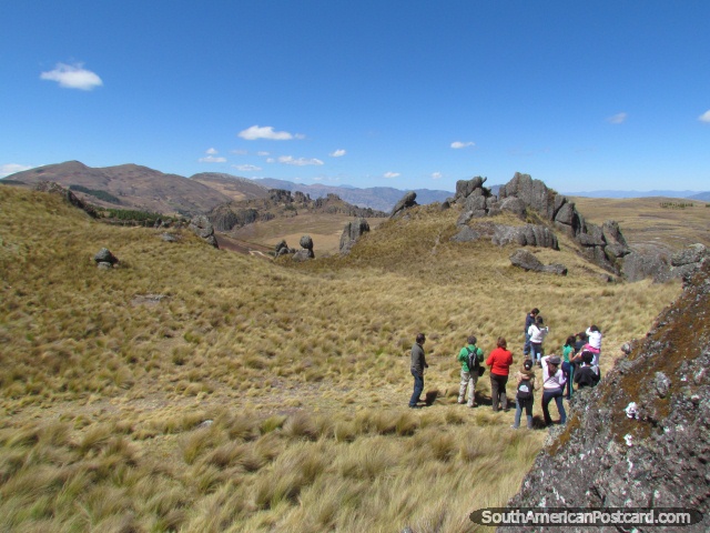 Um grupo e o seu guia em Cumbemayo, Cajamarca. (640x480px). Peru, América do Sul.