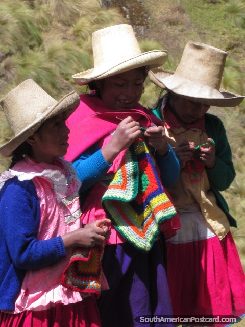 3 niñas campesinas en sombreros y ropa rosada cantan la canción en Cumbemayo. (480x640px). Perú, Sudamerica.