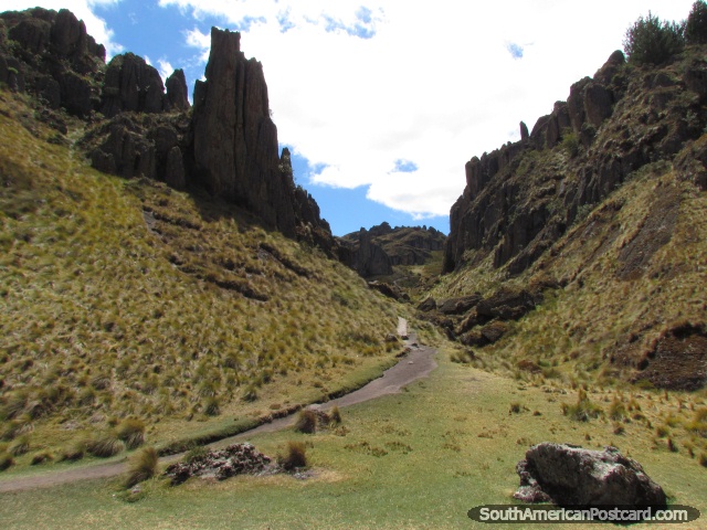 El andar en el valle inferior en Cumbermayo. (640x480px). Per, Sudamerica.