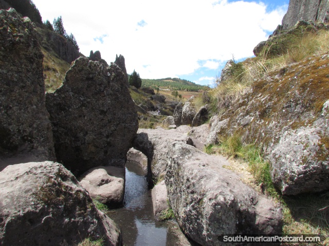 Aquedutos antigos e vias marïtimas em Cumbemayo perto de Cajamarca. (640x480px). Peru, América do Sul.