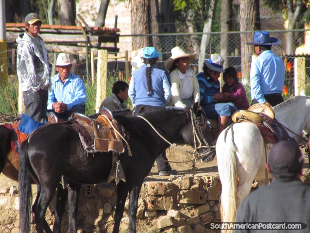Vaqueros y sus caballos en Banos del Inca en Cajamarca. (640x480px). Per, Sudamerica.