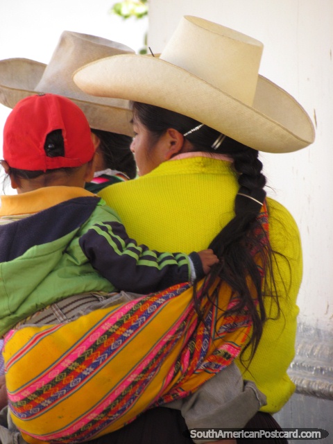 Mujer local de Cajamarca con sombrero blanco y ropa brillante. (480x640px). Per, Sudamerica.
