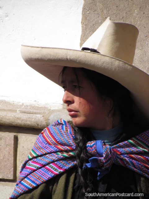 Vestido tradicional de Cajamarca, sombrero del vaquero blanco y telas coloreadas. (480x640px). Per, Sudamerica.