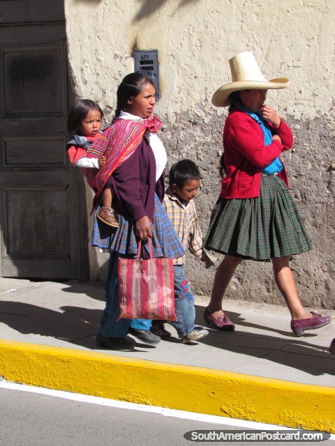Famlia local andando em uma rua central de Cajamarca. (480x640px). Peru, Amrica do Sul.