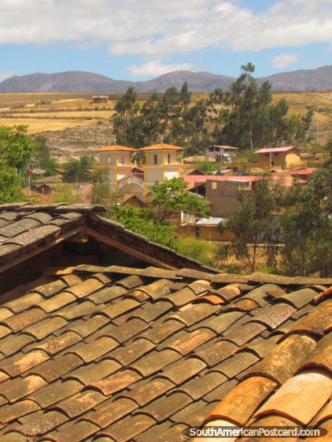 Pequea ciudad con iglesia amarilla entre Cajamarca y San Marcos. (480x640px). Per, Sudamerica.