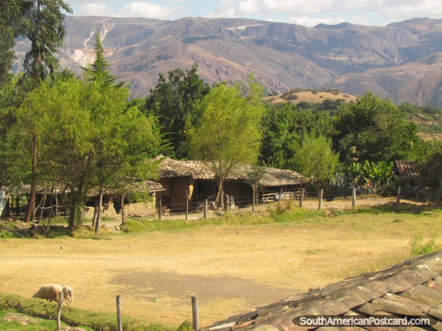 Casa da fazenda e montanhas perto de Cajabamba. (640x480px). Peru, América do Sul.