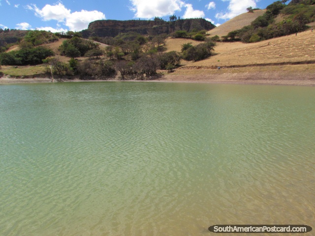 The green waters of Laguna Ponte in Cajabamba, mountains behind. (640x480px). Peru, South America.