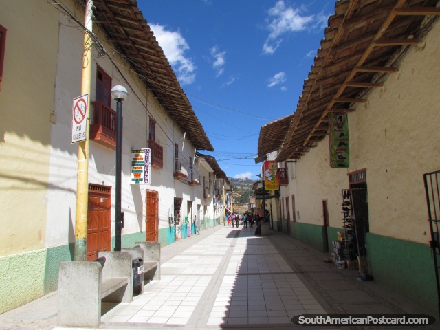 A passarela de pedestres e lojas em Cajabamba central. (640x480px). Peru, Amrica do Sul.