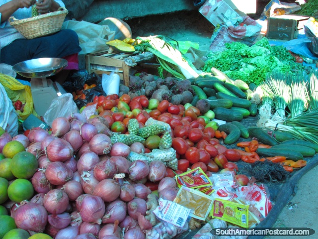 Cebolas, tomates, pepino, alface, mercados em Cajabamba. (640x480px). Peru, América do Sul.
