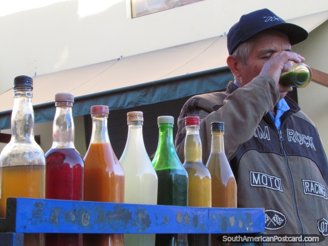 Bebidas calientes coloreadas en Cajabamba al final de das. (640x480px). Per, Sudamerica.