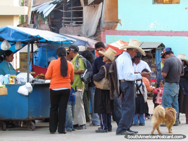 Habitantes locais de Cajabamba comendo batata frita quente e frango nos mercados. (640x480px). Peru, Amrica do Sul.