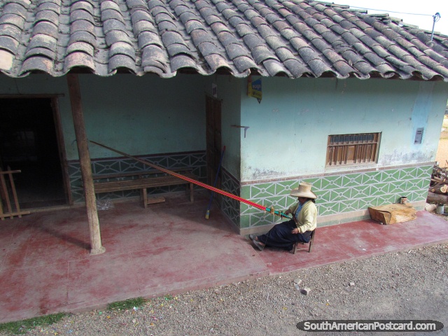 Uma mulher tece-se do lado de fora da sua casa perto de Cajabamba. (640x480px). Peru, Amrica do Sul.