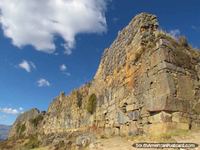 A enorme parede faz-se de grandes pedaços de rocha em ruïnas de Marcahuamachuco. (640x480px). Peru, América do Sul.