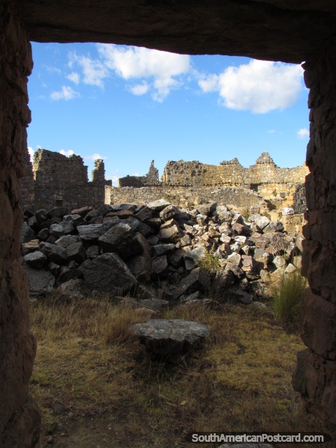 A visão do interior o castelo em Marcahuamachuco arruina em Huamachuco. (480x640px). Peru, América do Sul.