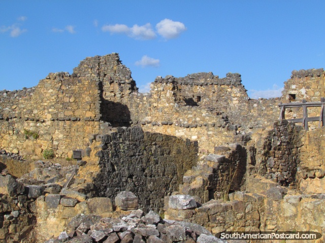 Velhas paredes interiores de castelo em ruïnas de Marcahuamachuco. (640x480px). Peru, América do Sul.