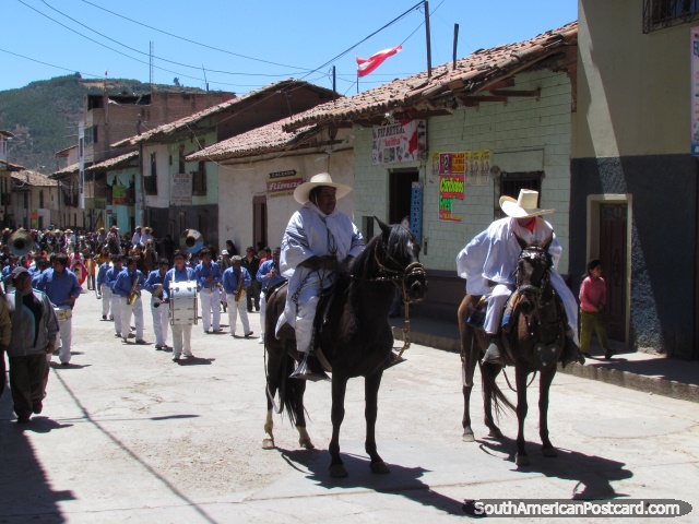 Homens em cavalos e uma banda de latão em festival de Huamachuco. (640x480px). Peru, América do Sul.