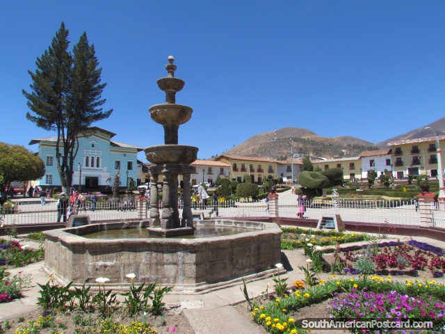 Fonte e jardins de flores na praça pública em Huamachuco. (640x480px). Peru, América do Sul.
