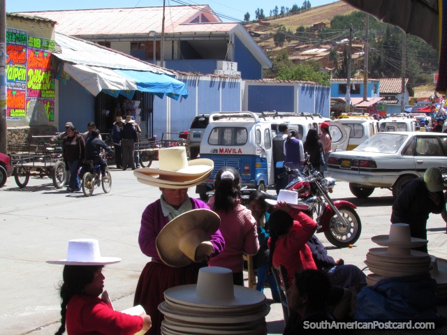 Chapéus de falcão de venda nos mercados de Huamachuco. (640x480px). Peru, América do Sul.