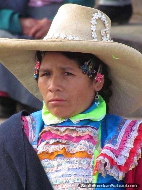 Uma mulher de Huamachuco vestiu-se em tecidos brilhantes. (480x640px). Peru, América do Sul.