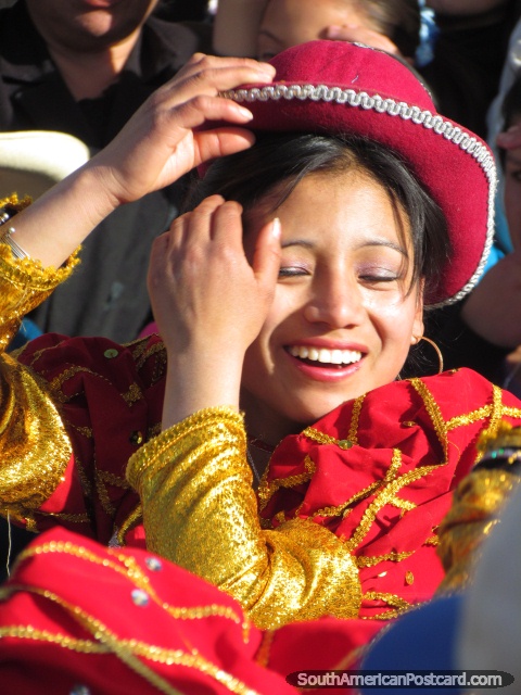 Mulher com chapéu vermelho e traje vermelho/dourado em Feira Patronal em Huamachuco. (480x640px). Peru, América do Sul.