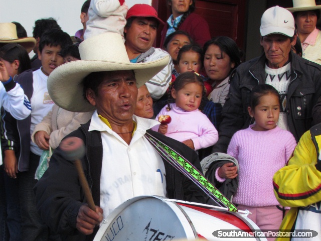 El hombre en el sombrero del halcn aporrea un tambor bajo grande en la Feria Patronal en Huamachuco. (640x480px). Per, Sudamerica.