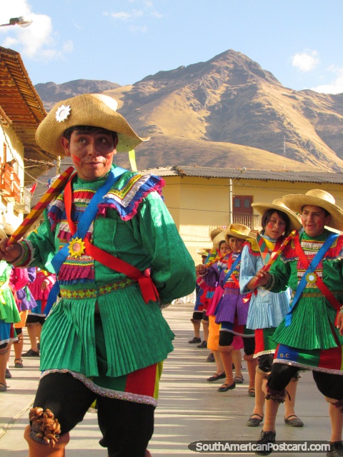Bailarinos e pompas nas ruas de Huamachuco de Feira Patronal. (480x640px). Peru, Amrica do Sul.