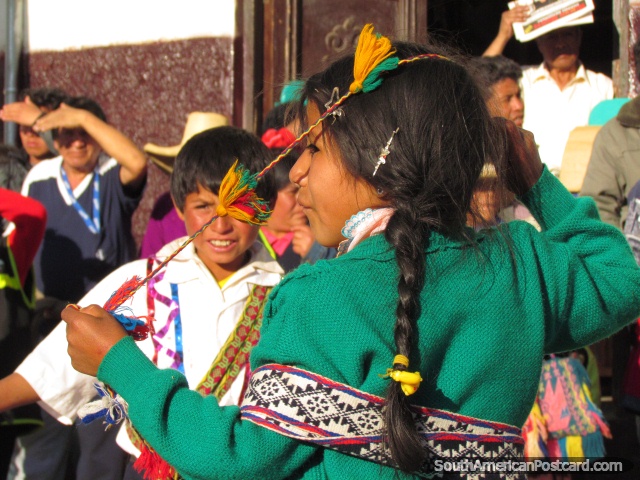 A menina e o rapaz executam em Feira Patronal em Huamachuco. (640x480px). Peru, América do Sul.