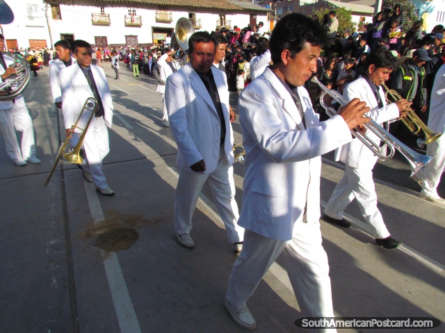Banda de latão em equipamentos brancos em Feira Patronal em Huamachuco. (640x480px). Peru, América do Sul.