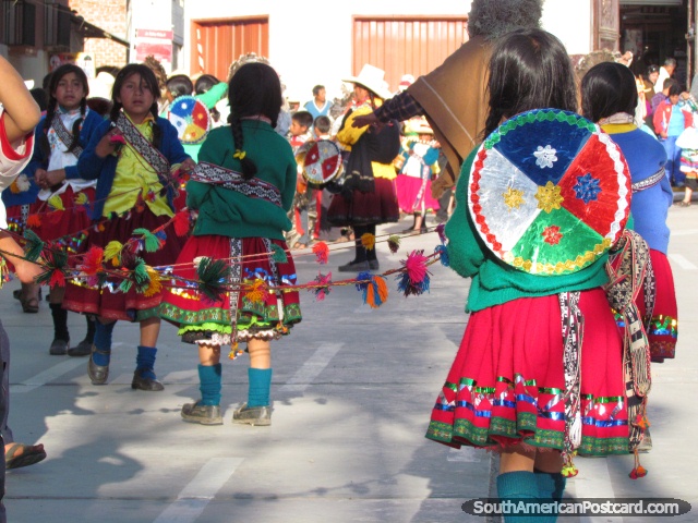 As meninas na roupa peruana tradicional executam em Feira Patronal em Huamachuco. (640x480px). Peru, América do Sul.