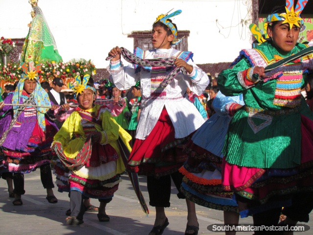 Realizações de rua em Huamachuco das suas 458as celebrações de aniversário. (640x480px). Peru, América do Sul.