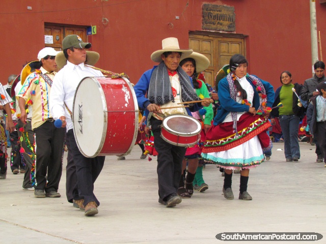 Grupo tradicional y bailarines en Feria Patronal en Huamachuco. (640x480px). Per, Sudamerica.