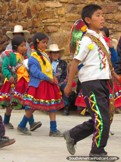 Crianças em trajes coloridos em festival em Huamachuco. (480x640px). Peru, América do Sul.