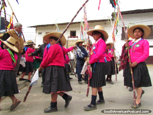 O grupo de meninas executa em Feira Patronal em Huamachuco. (640x480px). Peru, América do Sul.