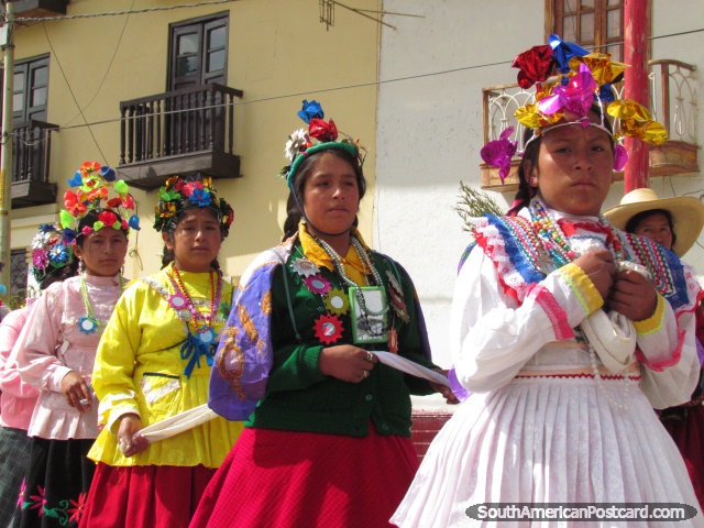 Mulheres em bela roupa tradicional em celebrações em Huamachuco. (640x480px). Peru, América do Sul.