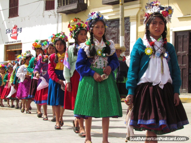 Meninas em roupa tradicional e engrenagem dianteira florida em festival de Huamachuco. (640x480px). Peru, América do Sul.