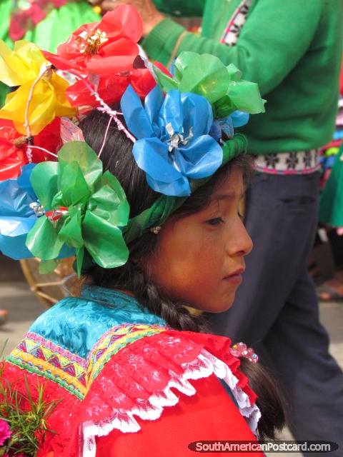 Menina jovem com engrenagem dianteira de flores em Feira Patronal em Huamachuco. (480x640px). Peru, América do Sul.
