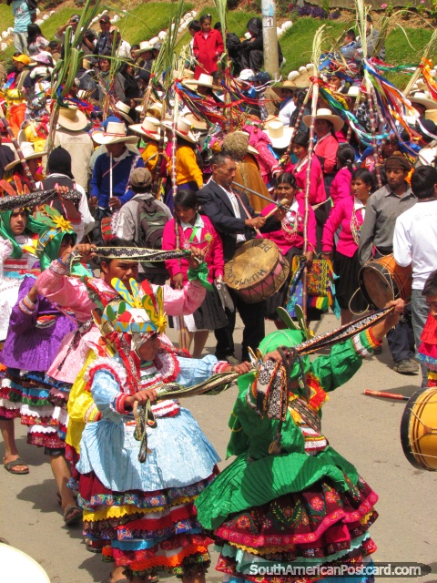 Vista assombrosa, pessoas e cores em Feira Patronal em Huamachuco. (480x640px). Peru, América do Sul.