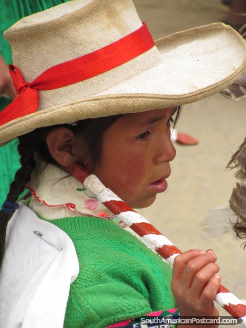 Menina em chapéu de falcão em Huamachuco. (480x640px). Peru, América do Sul.