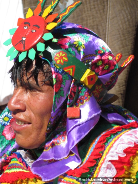 Índio peruano em cobertura para a cabea purprea em Feira Patronal em Huamachuco. (480x640px). Peru, Amrica do Sul.