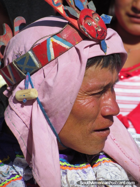 Vista de perto de ïndio em lenço de cabeça rosa em Feira Patronal em Huamachuco. (480x640px). Peru, América do Sul.