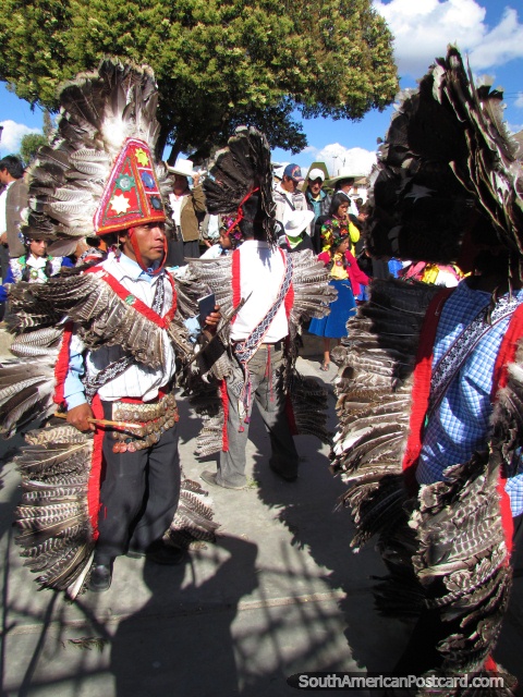 Os ïndios dançam na cobertura para a cabeça de pena em Huamachuco. (480x640px). Peru, América do Sul.